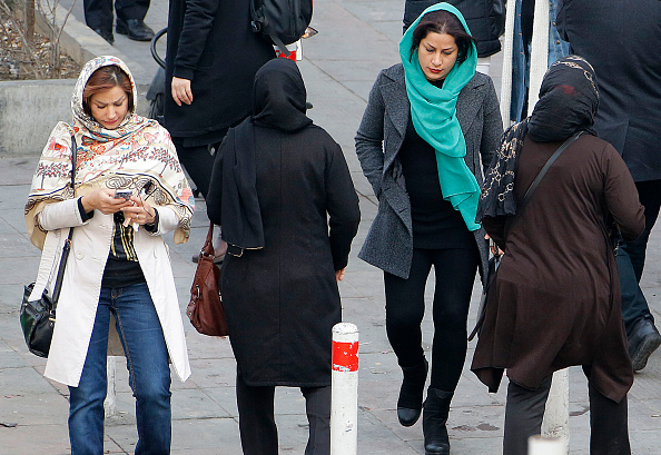 Sur le port du hijab, le Conseil d'État a jugé le 29 juin « que les fédérations sportives, chargées d’assurer le bon fonctionnement du service public dont la gestion leur est confiée, peuvent imposer à leurs joueurs une obligation de neutralité des tenues lors des compétitions et manifestations sportives afin de garantir le bon déroulement des matchs et prévenir tout affrontement ou confrontation ». Photo ATTA KENARE / AFP / Getty Images.