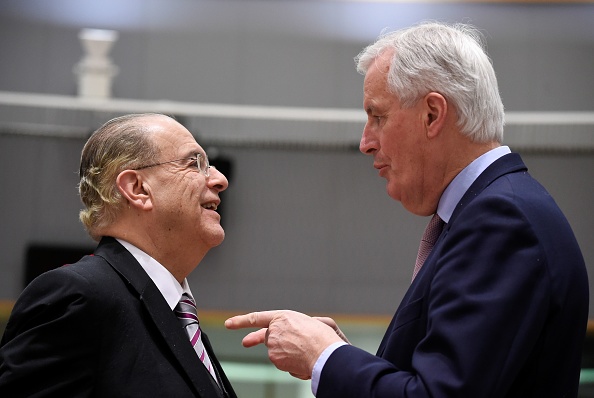 -Négociateur en chef de l'Union européenne Michel Barnier s'entretient avec le ministre des Affaires étrangères de Chypre, Ioannis Kasoulides. Photo JOHN THYS / AFP / Getty Images.