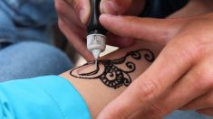Les tatouages d’une femme sont confondus avec un cancer lors d’un scanner