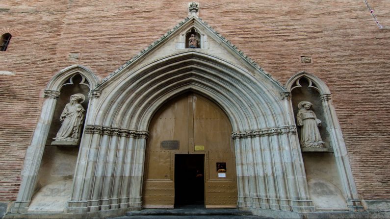 Vue du portail de l'église Notre-Dame du Taur. Crédit : Wikimedia Commons.