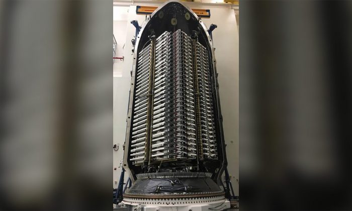 Un satellite de SpaceX. SpaceX veut diffuser l'Internet haut débit à bas prix partout sur la planète. (Elon Musk/Twitter)
