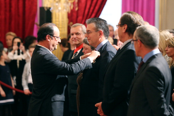 Philippe Calmette recevant la croix de chevalier de la Légion d’honneur des mains de François Hollande le 21 mai 2013, pendant une cérémonie officielle au palais de l’Élysée. Crédit : THOMAS SAMSON/AFP/Getty Images.
