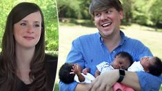 Des parents prennent une photo avec leurs triplés nouveau-nés, regardez attentivement les visages des enfants