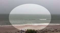 Un baigneur décide de filmer la mer avant une tempête. Après quelques instants, le ciel lui offre un superbe spectacle