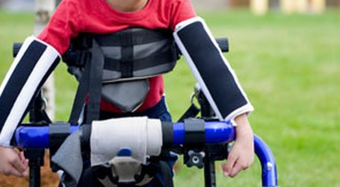 Photo d'illustration : un garçon souffrant de paralysie cérébrale (CDC)