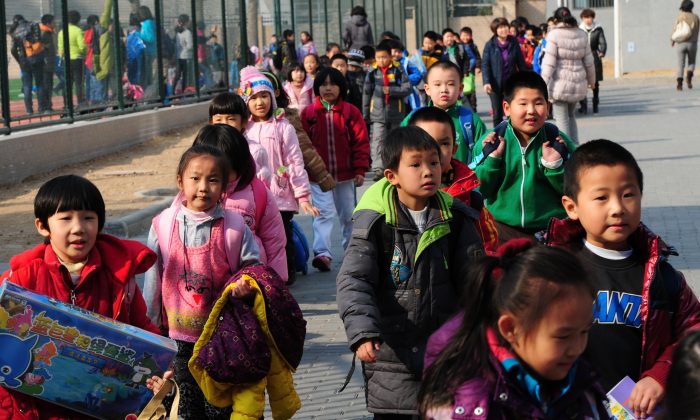 Des écoliers quittent l'école primaire à la fin des cours à Pékin le 13 mars 2012. (Mark Ralston/AFP/Getty Images)
