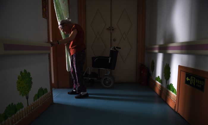 Une femme âgée dans une maison de retraite chinoise. (Greg Baker/AFP/Getty Images)
