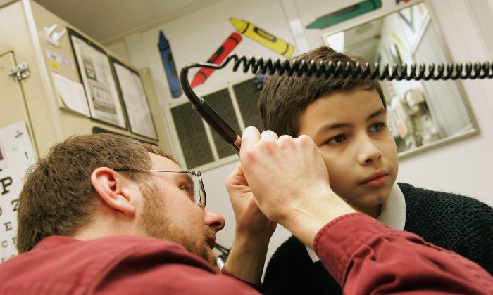 Dans cette image d'illustration, un garçon subit un examen de l'oreille à Cicero, Illinois, le 22 février 2005. (Tim Boyle/Getty Images)