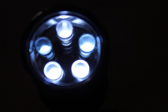 types d'éclairages à LED (diodes électroluminescentes), riches en "lumière bleue", ont un effet toxique sur la rétine et perturbent notre rythme de sommeil. (Photo d'illustration : Pixabay)