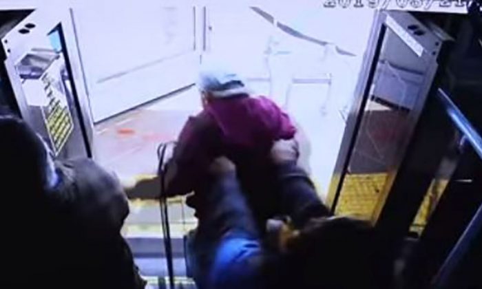 Capture d'écran d'une vidéo de surveillance diffusée par la police montrant le moment où une femme de 24 ans aurait poussé un homme de 74 ans hors d'un bus à Las Vegas le 21 mars 2019. (Police Métropolitaine de Las Vegas)