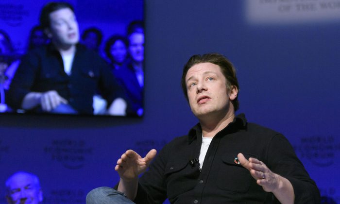 Le 18 janvier 2017, le chef et militant Jamie Oliver participe à une conférence le deuxième jour du Forum économique mondial à Davos. (Fabrice Coffrini / AFP / Getty Images)