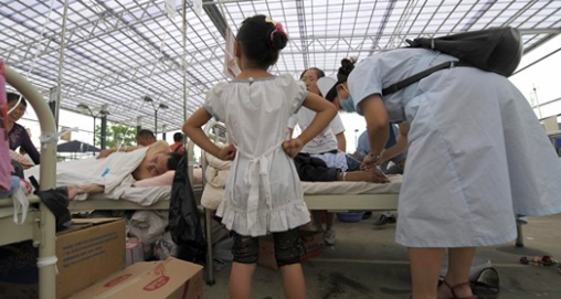 Une jeune fille debout dans un hôpital en Chine. (Liu Jin/AFP/Getty Images)
