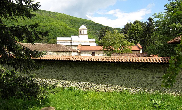 -Le monastère de Visoki Dečani a été inscrit sur la liste du patrimoine mondial de l’UNESCO et, en 2006, il a été placé sur la liste du patrimoine mondial en péril. Photo de Martin Furtschegger Wikipédia.