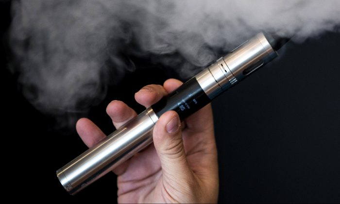 Un laboratoire Vape utilise une cigarette électronique le 27 août 2014 à Londres. (Dan Kitwood / Getty Images)
