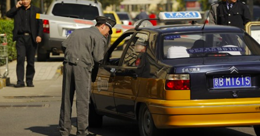 Un garde qui parle à un chauffeur de taxi. (Peter Parks/AFP/Getty Images)