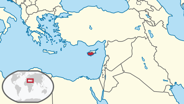-La République de Chypre, reconnue internationalement, n'exerce son autorité que sur les deux tiers sud de l'île, la partie nord étant occupée par la Turquie depuis 1974.Image Wikipédia.