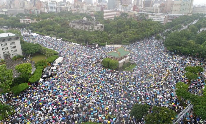 Des dizaines de milliers de Taïwanais se sont joints au rassemblement des médias taïwanais pro-Pékin sur le boulevard Ketagalan devant l'immeuble du bureau présidentiel à Taipei, Taiwan le 23 juin 2019. Le sujet du rassemblement est le rejet des médias rouges (le médias infiltrés par le PCC) et la sauvegarde de la démocratie nationale. (The Epoch Times)

