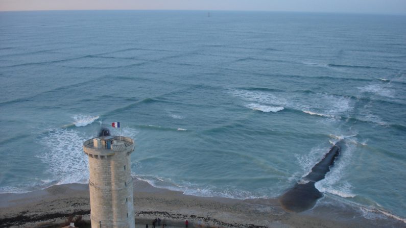 Houle croisée (mer croisée), Phare des Baleines, île de Ré. (Michael Griffon / Creative Commons Attribution 3.0 Unported license)