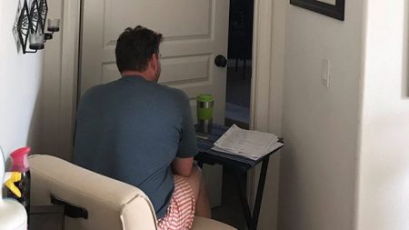Une fille tweete une photo touchante de son père assis à l’extérieur de la chambre de sa mère atteinte du cancer