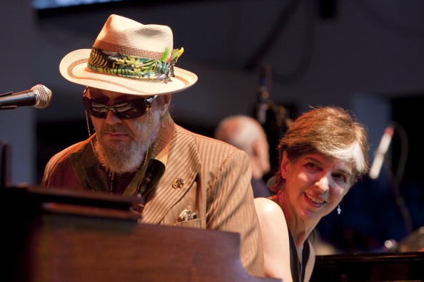 -Le Dr John, musicien de la Nouvelle-Orléans, au piano, sous le regard attentif de la pianiste Marcia Ball lors d'un concert au-bénéfice organisé par GULF AID au Mardi Gras World River City le 16 mai 2010 à La Nouvelle-Orléans, Louisiane. Photo par Skip Bolen / Getty Images.