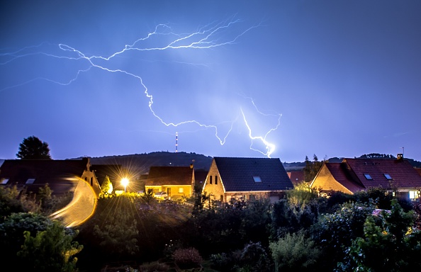 -Un éclair a illuminé le ciel le 7 août 2018 à Godewaersvelde, dans le nord de la France, tandis que Météo France avait mis 60 départements en alerte orange pour les avertir de la vague de chaleur et des orages. Photo de PHILIPPE HUGUEN / AFP / Getty Images.