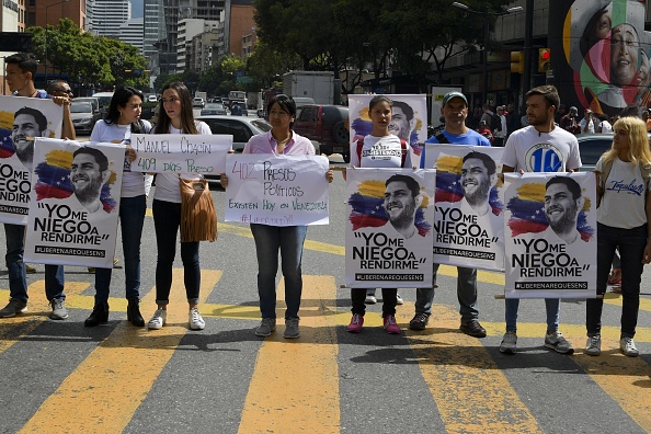 -Illustration- Les manifestants tiennent des banderoles lors d'une manifestation organisée par des parents et des parents pour réclamer la libération des prisonniers politiques à Caracas, au Venezuela, le 15 novembre 2018. -Photo de YURI CORTEZ / AFPAFP / Getty Images.