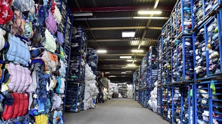 Les vêtements usés, parfois réutilisés ou recyclés, souvent exportés