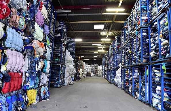 -Le 23 janvier 2019 montre le centre de recyclage le relais à Bordeaux, dans l'ouest de la France. Le Relais est une coopérative de travail (Société coopérative et participative) regroupant des entreprises à valeurs sociales dédiées à la collecte, au réemploi et au recyclage du textile et de la maroquinerie. Le Relais traite 20 tonnes de vêtements de seconde main par jour et compte 80 employés. Photo GEORGES GOBET / AFP / Getty Images.