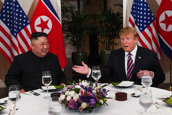-Le président américain Donald Trump et le chef de la Corée du Nord, Kim Jong Un, prennent un dîner dans la bonne humeur à l'hôtel Sofitel Legend Metropole à Hanoï le 27 février 2019. Photo de Saul LOEB /  AFP / Getty Images.