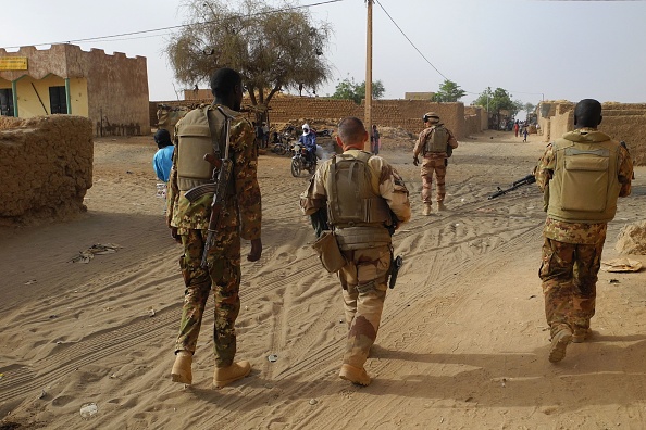 Des militaires maliens et français patrouillent dans une rue de Menaka, au Mali, le 21 mars 2019. (DAPHNE BENOIT/AFP/Getty Images)