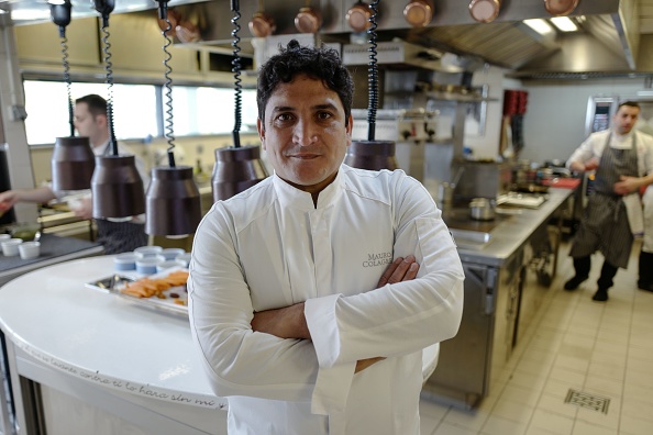 -Le 13 avril 2019, le chef italo-argentine Mauro Colagreco pose pour une photo dans la cuisine du restaurant "Mirazur" sur la côte d'Azur, à Menton. Mauro Colagreco a reçu trois étoiles au Guide Michelin le 21 janvier 2019. Photo by VALERY HACHE / AFP / Getty Images.