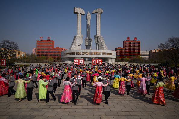 -Les élèves participent à un spectacle de danse en masse dans le cadre des célébrations de l'anniversaire de la naissance du dirigeant nord-coréen Kim Il Sung, surnommé le « Jour du soleil », au Monument à la fondation du Parti des travailleurs, à Pyongyang le 15 avril 2019. Photo par Ed JONES / AFP / Getty Images.