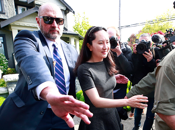 La  directrice financière de Huawei Technologies, Meng Wanzhou, est escortée par la sécurité alors qu'elle quitte son domicile le 8 mai 2019 à Vancouver au Canada. (Photo : Jeff Vinnick/Getty Images)