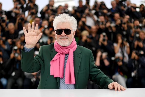-Le réalisateur espagnol Pedro Almodovar fait signe lors de la 72ème édition du Festival de Cannes à Cannes, dans le sud de la France, le 18 mai 2019. De plus il recevra à la Mostra de Venise un Lion d'Or pour l'ensemble de sa carrière. Photo LOIC VENANCE / AFP/ Getty Images.