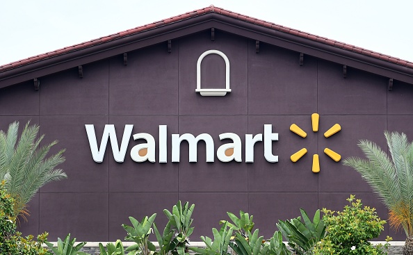 -Walmart a annoncé qu'il augmenterait les prix en raison des tarifs de l'administration Trump sur les produits fabriqués en Chine à l'heure de la guerre commerciale de mordre dans le secteur de la vente au détail touchant les consommateurs faisant leurs achats dans des magasins comme Walmart, Target et Macy's. Photo de Fréderic J. BROWN / AFP / Getty Images.