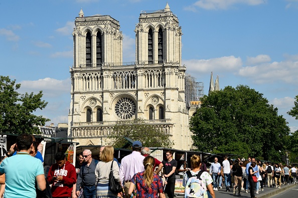 Des touristes devant Notre-Dame le 31 mai 2019. (BERTRAND GUAY/AFP/Getty Images)