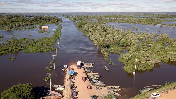 -Vue aérienne d'Alberdi, à 140 km au sud d'Asuncion, le 3 juin 2019, après les fortes averses inhabituelles du mois dernier qui ont provoqué le débordement du fleuve Paraguay. Le niveau d'eau du fleuve Paraguay est en forte hausse et a déjà entraîné le déplacement de quelque 70 000 familles. Photo par NORBERTO DUARTE / AFP/ Getty Images.