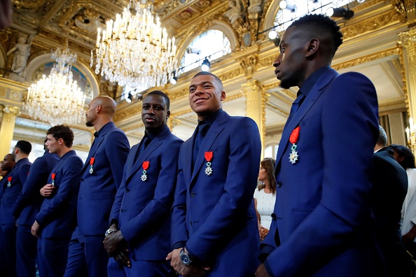 Les Bleus posent après avoir été décoré de la Légion d'honneur par le chef de l'État. Le 4 juin 2019 à l'Elysée de Paris.   (Photo : FRANCOIS MORI/AFP/Getty Images)