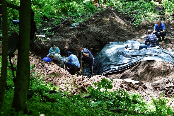 -Une fosse commune a été récemment découverte sur le mont Igman, près de Sarajevo, le 6 juin 2019. Les restes exhumés sur le site appartiendraient à ceux de Musulmans de Bosnie tués par les forces Serbes de Bosnie dans la région de Hadzici au début de la guerre en Bosnie-Herzégovine 1992-1995. Photo par ELVIS BARUKCIC / AFP / Getty Images.