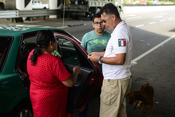 -Les autorités mexicaines ont réagi mercredi à une demande clé des États-Unis en bloquant la dernière caravane de sans-papiers à destination des États-Unis, arrivée au Mexique en provenance du Guatemala. Photo de PEDRO PARDO / AFP / Getty Images.