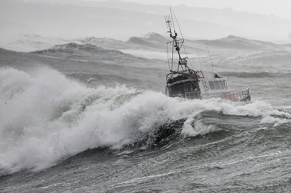 Le bateau de la SNSM le 7 juin 2019, alors que la tempête Miguel faisait rage, au large des Sables-d'Olonne. (SEBASTIEN SALOM-GOMIS/AFP/Getty Images)