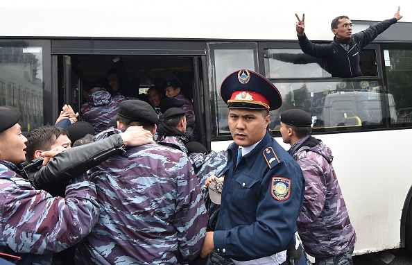 -Des policiers arrêtent des partisans de l'opposition lors d'un rassemblement à Nur-Sultan le 9 juin 2019, le jour de l'élection présidentielle au Kazakhstan. Photo de VYACHESLAV OSELEDKO / AFP / Getty Images.