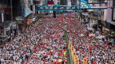 « Hong Kong écrit l’histoire » : une marée blanche dans la rue pour dire « non » à Pékin