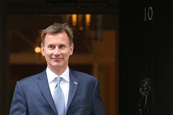 -Le secrétaire britannique aux Affaires étrangères, Jeremy Hunt, quitte le 11 Downing Street, dans le centre de Londres, le 11 juin 2019, il demande au gouvernement de Hong Kong d’écouter les inquiétudes de sa population. Photo par ISABEL INFANTES / AFP / Getty Images.