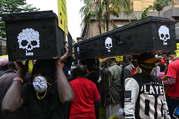 -Des militants écologistes détiennent des cercueils et des pancartes lors d'une manifestation à Nairobi contre la construction d'une centrale au charbon à Lamu, sur la côte kenyane, le 12 juin 2019. Photo de SIMON MAINA / AFP / Getty Images.