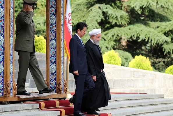 Le président de la République islamique d'Iran Hassan Rouhani accueille le Premier ministre japonais Shinzo Abe, en visite officielle à Téhéran du 12 au 14 juin. (AFP/Getty Images)