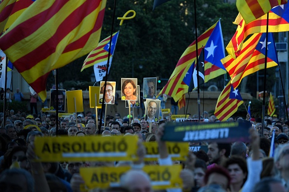-Les gens brandissent des pancartes avec des photos des dirigeants séparatistes catalans jugés à Madrid pour leur rôle dans la tentative échouée de l'indépendance de la Catalogne pour 2017 lors d'une manifestation pour exiger leur acquittement, à Barcelone le 12 juin 2019. Photo par LLUIS GENE / AFP / Getty Images.