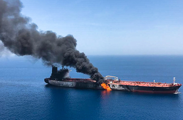 Une photo obtenue par l'AFP de l'agence de presse iranienne ISNA le 13 juin 2019 montre de la fumée émanant du pétrolier norvégien Front Altair qui aurait été attaqué dans les eaux du golfe d'Oman. Des attaques présumées ont laissé deux pétroliers en flammes dans les eaux du golfe d'Oman, faisant monter les prix mondiaux du pétrole à la hausse alors que l'Iran aidait à secourir les membres d'équipage en détresse. (Photo : /AFP/Getty Images)