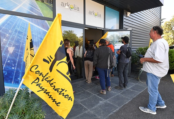 Des membres de la Confédération Paysanne occupent les locaux de la société Arkolia Energies, basée à Baillargues dans l'Hérault, à l'occasion d'une manifestation pour protester contre un projet de ferme photovoltaïque de 400 hectares dans le Larzac, le 19 juin 2019. (PASCAL GUYOT/AFP/Getty Images)