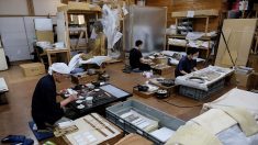 Restaurer parchemins et statues: le « washi » japonais se réinvente